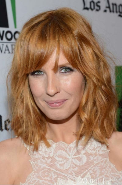 凯利·蕾莉(kelly reilly),精致的白色连衣裙搭配米色高跟