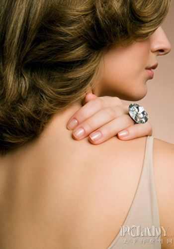 <em>下垂</em>难阻止!<em>不穿胸罩</em>乳房演变【图】_女性保健