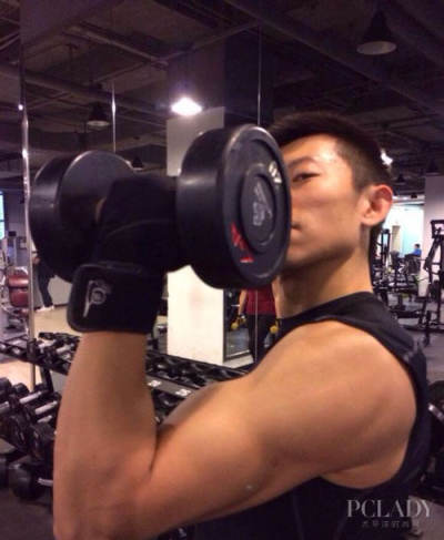 他去年11月在微博秀出一组健身的照片,当他自信满满露出八块腹肌时