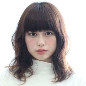 最新中女生烫发发型做长发美女时尚秋冬偏分斜刘海图片