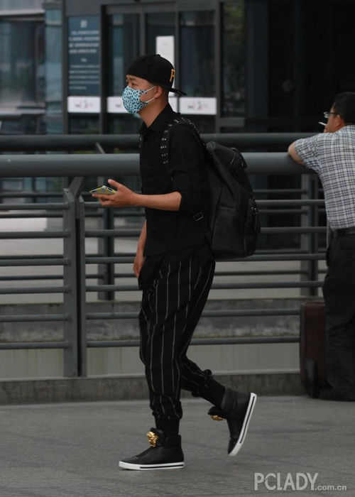 虽然,他是一个"秃头男",但是,在穿衣搭配上他从不属