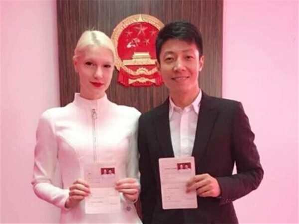 曝异国恋撒贝宁与外籍女友领证 网友:没有一点