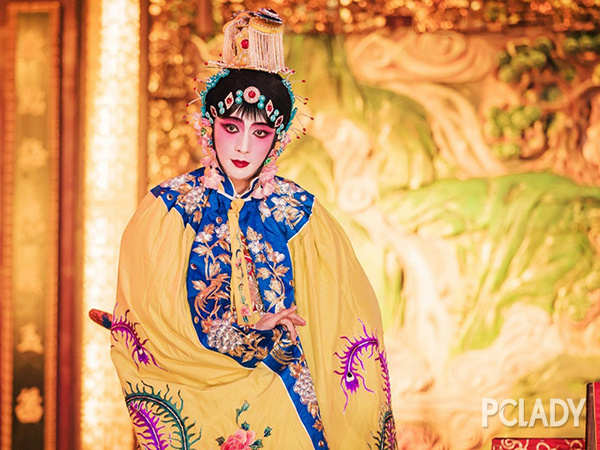 张艺兴扮演的二月红是个粉丝超多,地位很高的戏子,所以