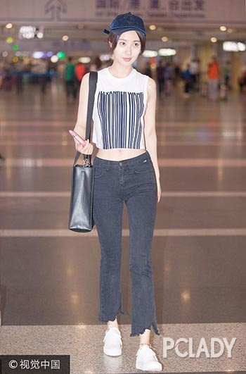 学谭松韵李菲儿穿无袖T恤 秋老虎来了也不怕!