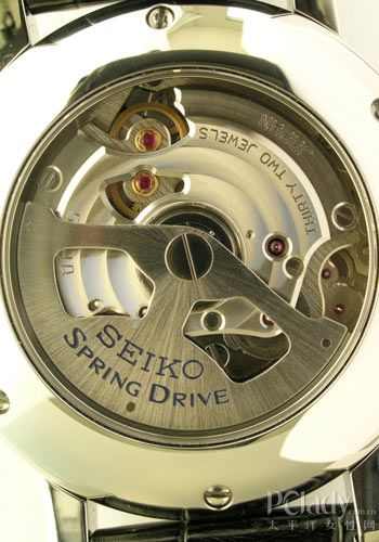 电子机芯与石英机芯组合而成的,既有电子显示又有表针行走指示的手表