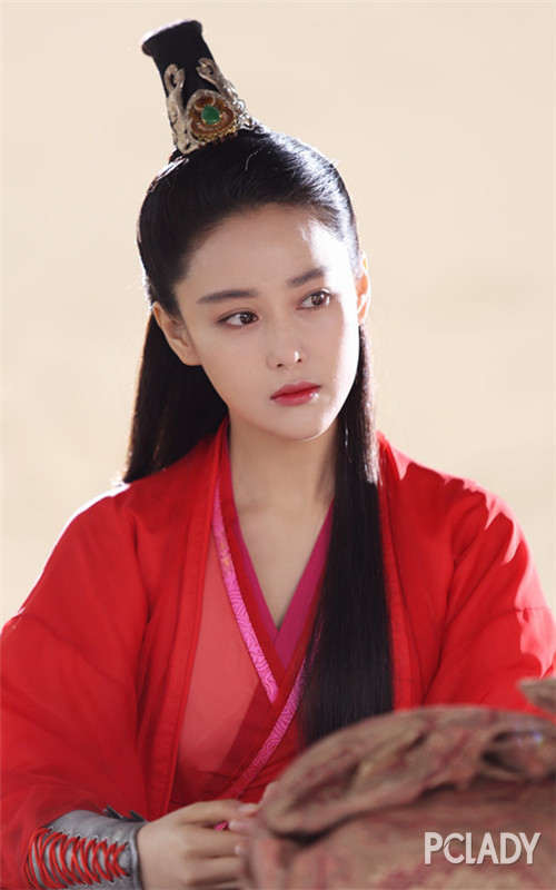 东方不败哪家强? 张馨予黑发束冠美过陈乔恩!