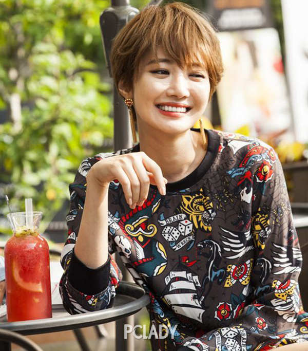 减去长发不剪风情 copy高俊熙珠宝搭配