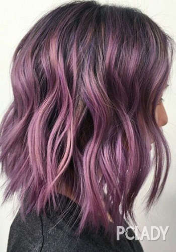 这款挑染紫色的长卷发是不是很有异域风情呢,波浪发卷扎蓬松的层次